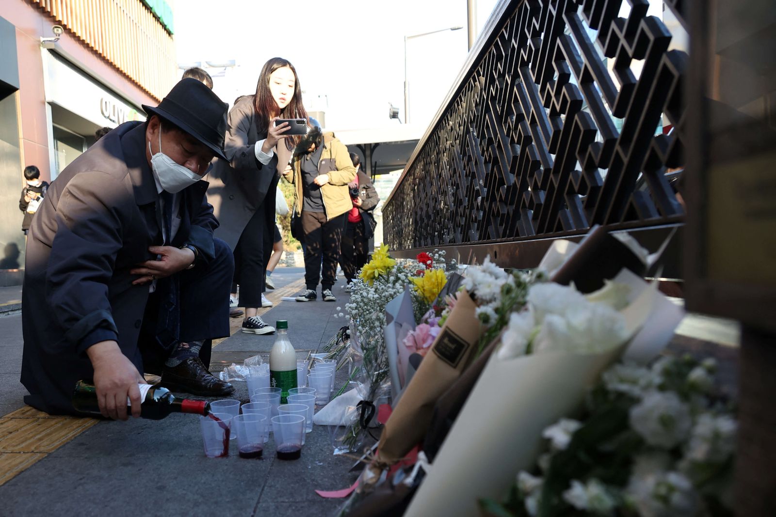 Người dân Hàn Quốc tưởng niệm các nạn nhân. Ảnh: Reuters